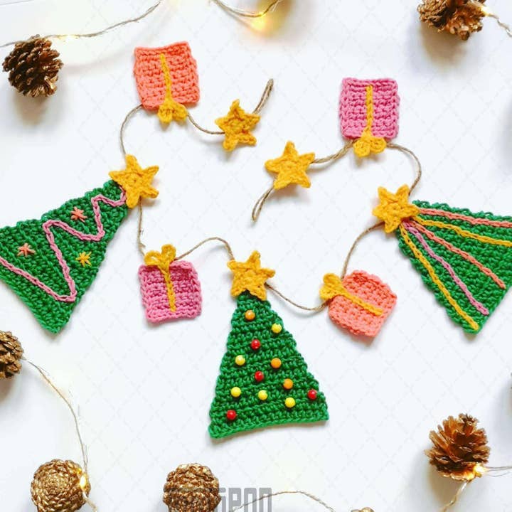 Crochet Christmas Tree and Presents Garland, Holiday Decor for wholesale by TOMOPOD LLC