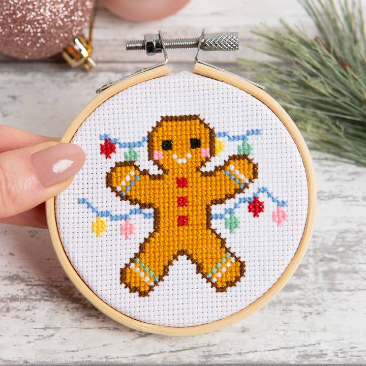 Kit Punto Croce Omino di Pan di Zenzero Natalizio con Telaio da 3 Pollici per la vendita all'ingrosso da parte di Wool Couture Company