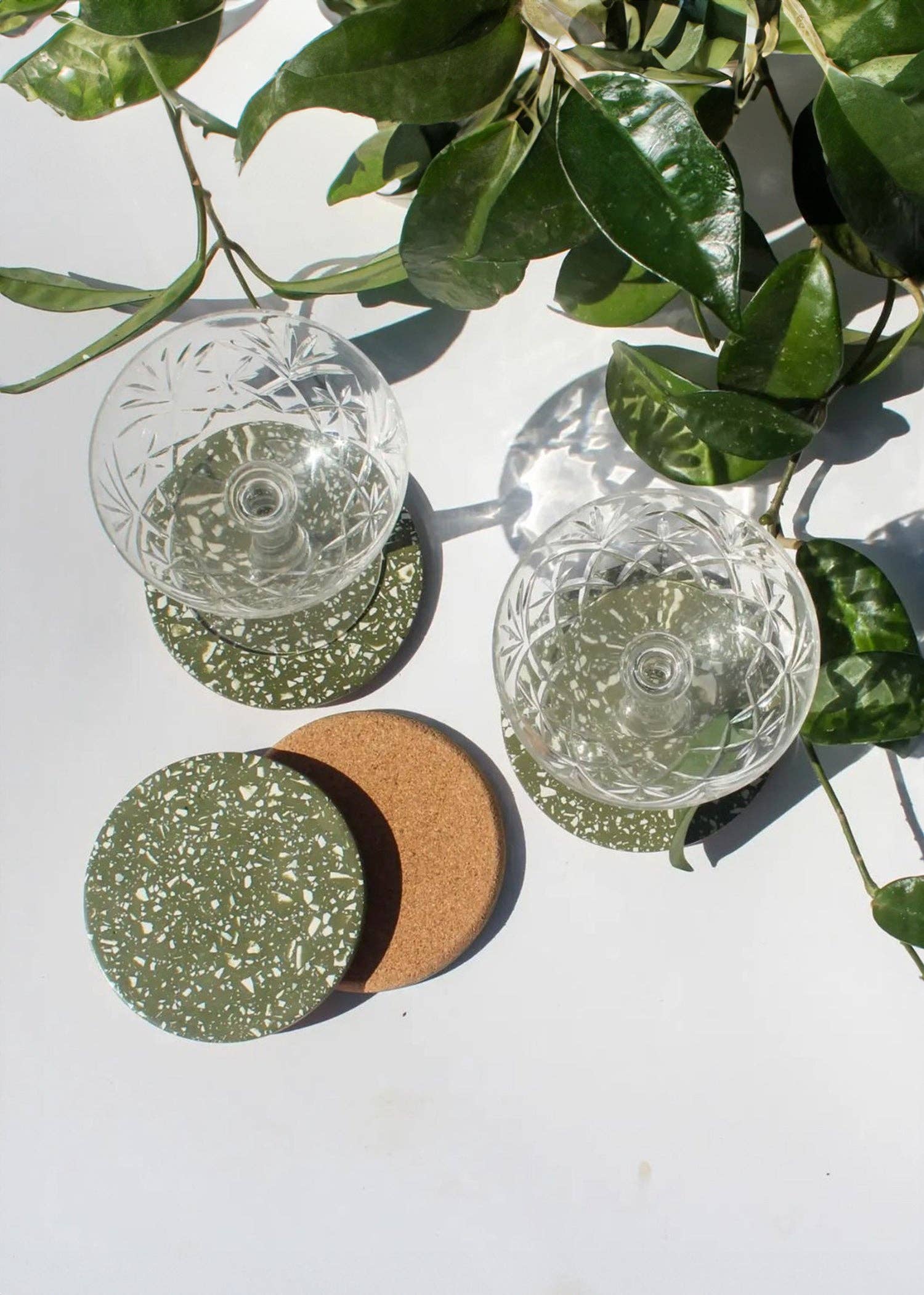 kanju Interiors - Vente Sous-verre - Ensemble de 4 sous-verres en terrazzo olive et blanc2