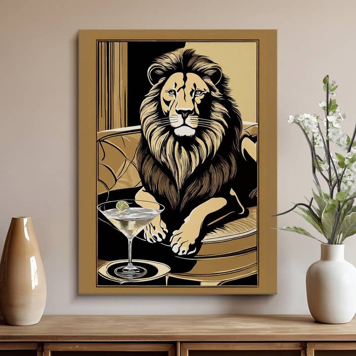 Pôster Leão Majestoso Estilo Art Déco, Leão Dourado e Preto com Martini por atacado de FreakyTeeFactory