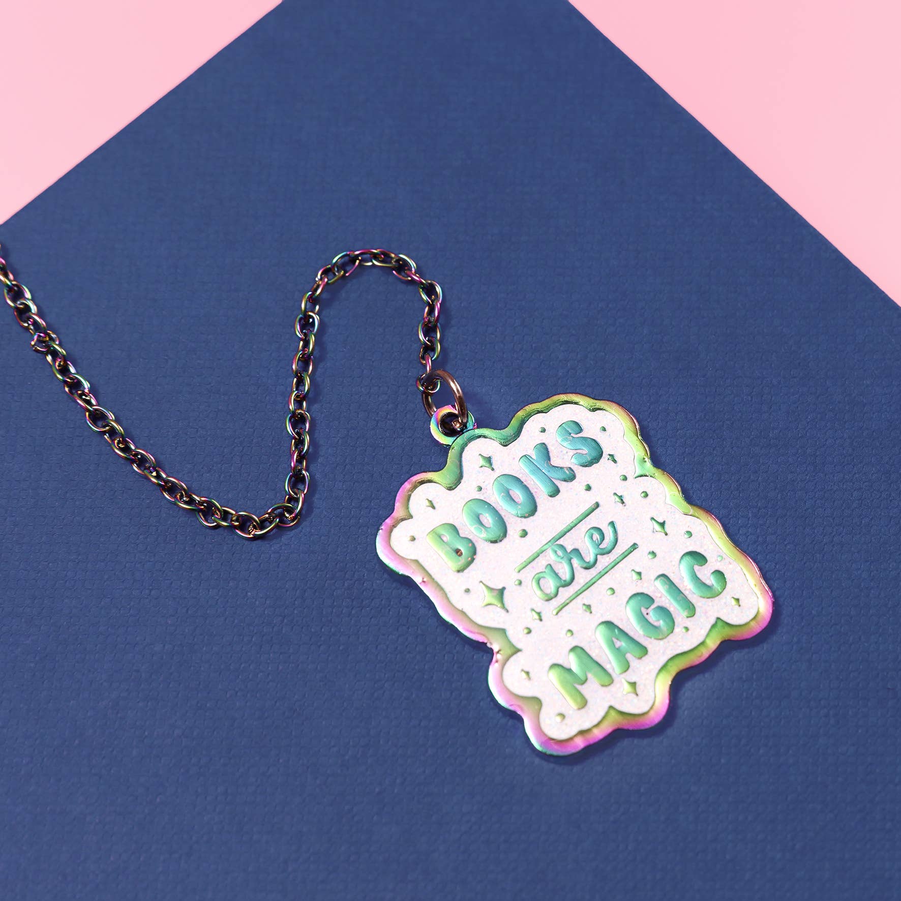 Fluffmallow (Custom duties for USA are pre-paid by us) - Vendita all'ingrosso Segnalibro - Segnalibro in smalto con glitter "I libri sono magici" con catena arcobaleno3