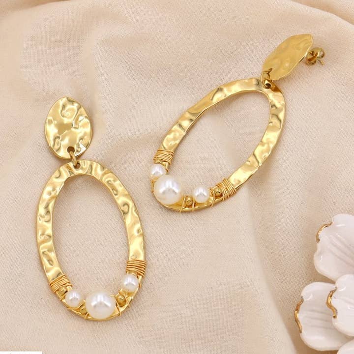 Oval gehämmerte Stahl-Ohrringe mit Acrylperle. 0325064 für den Großhandel von Lilas de Seine