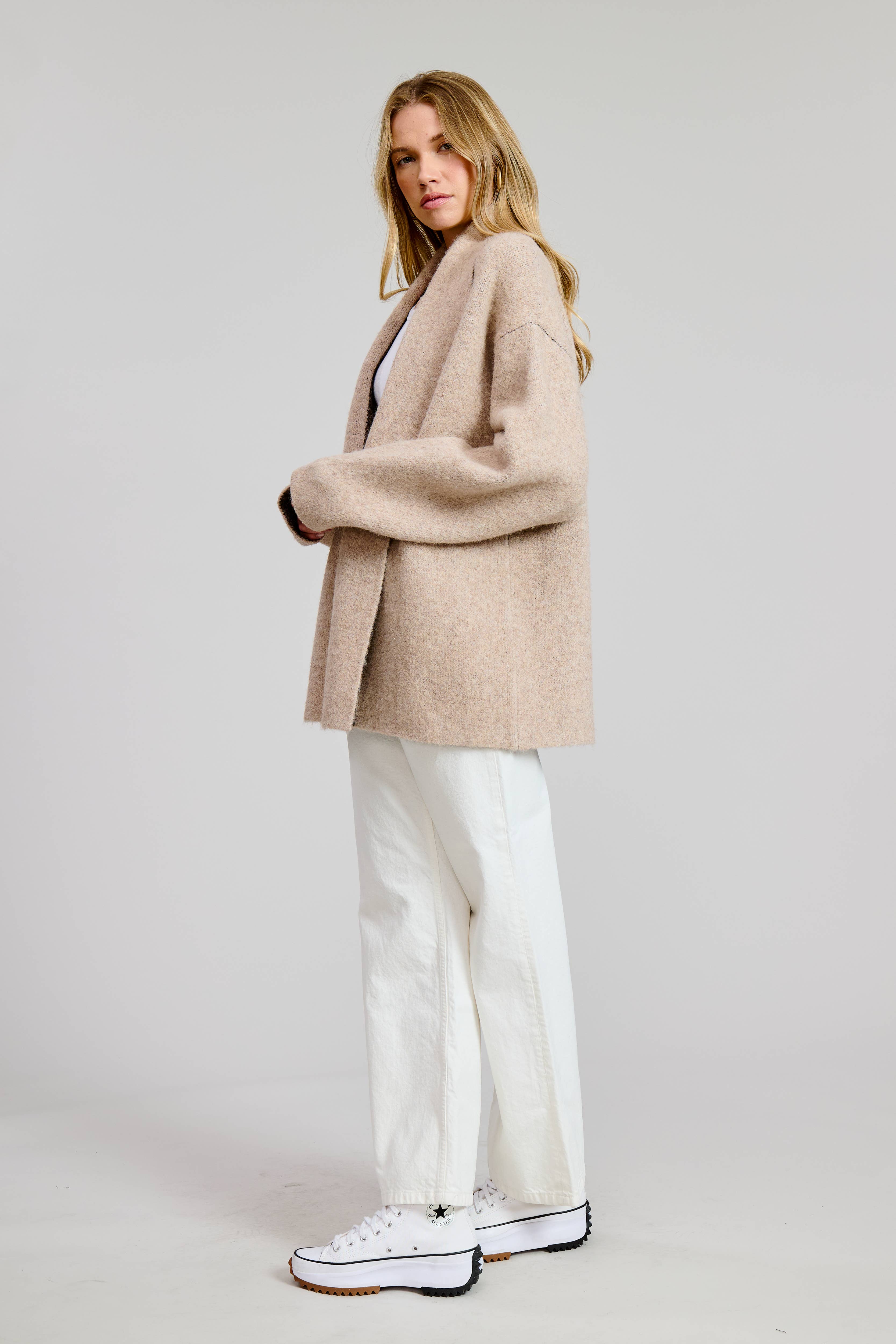 FLAT WHITE – Großhandel Strickjacke – Damen – Welpen-Jacquard-Strickjacke2