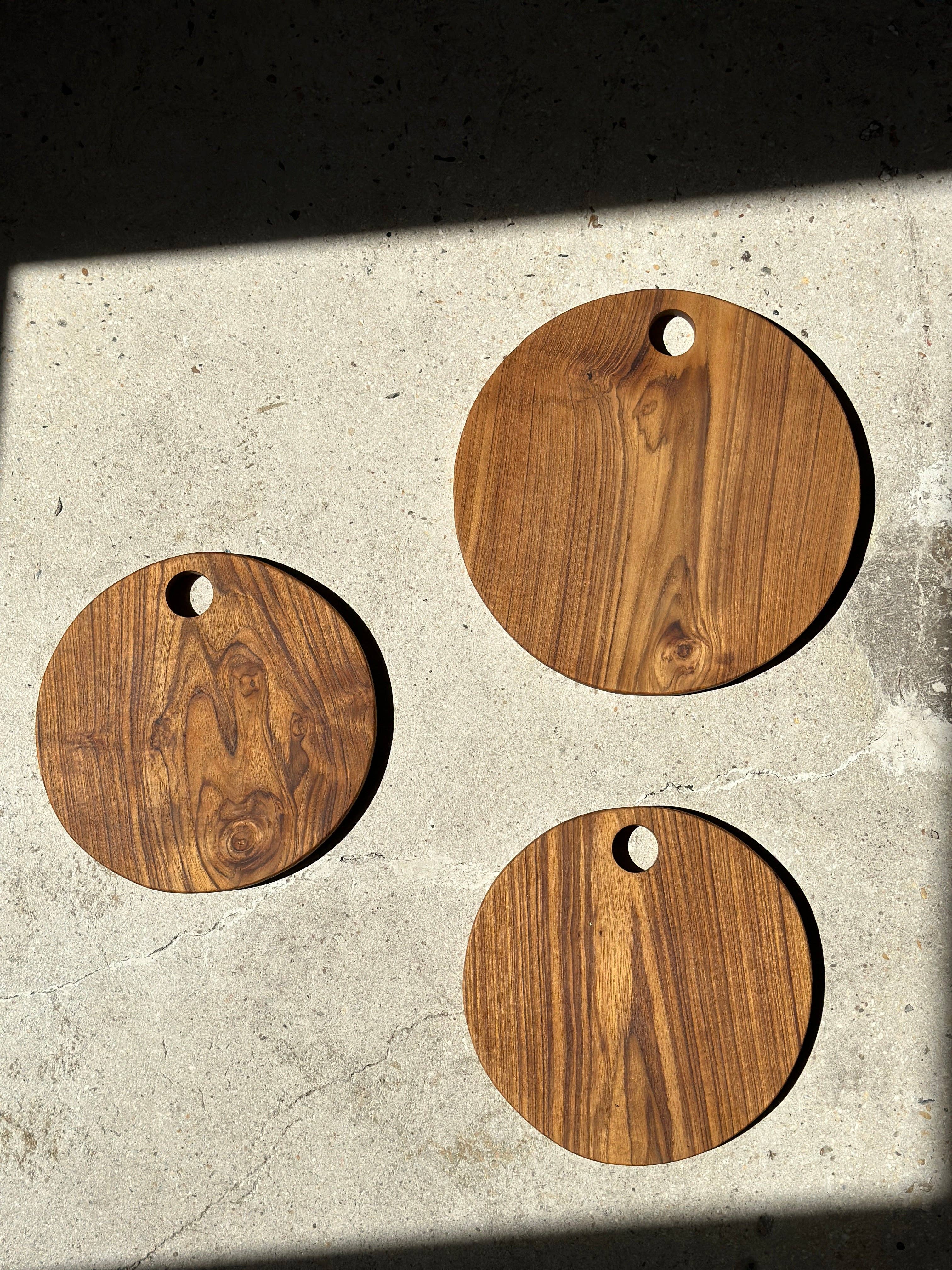 Office Objets – wholesale Skärbräda – Rund skärbräda i urholkad teak D:3024