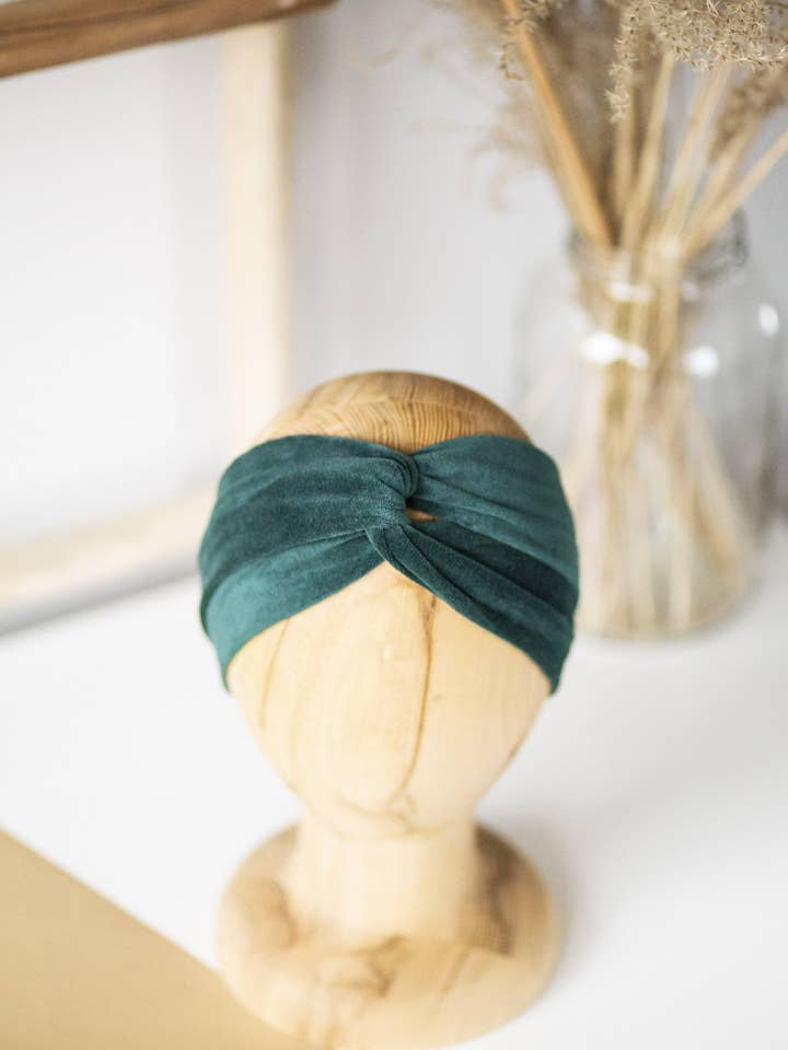 Turband vert bouteille en velours pour la vente par Looks by Luks