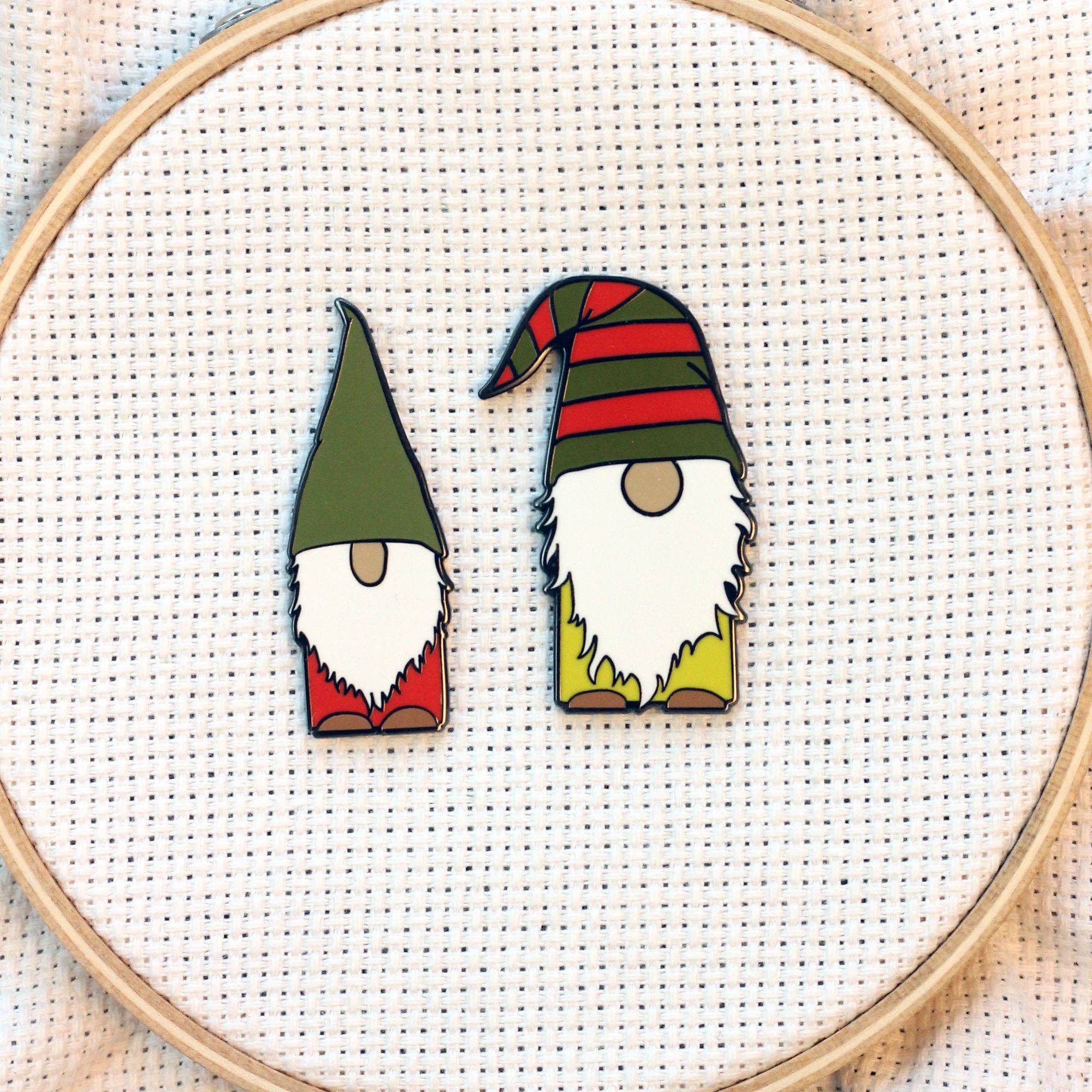 Snarky Crafter Designs - Vente Accessoire de broderie/point de croix - Cache-aiguilles en émail Gnomes3