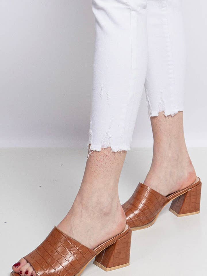 DenimVista - Wholesale Jeans – Women’s - G Smack White Denim Frayed Hem Jeans1