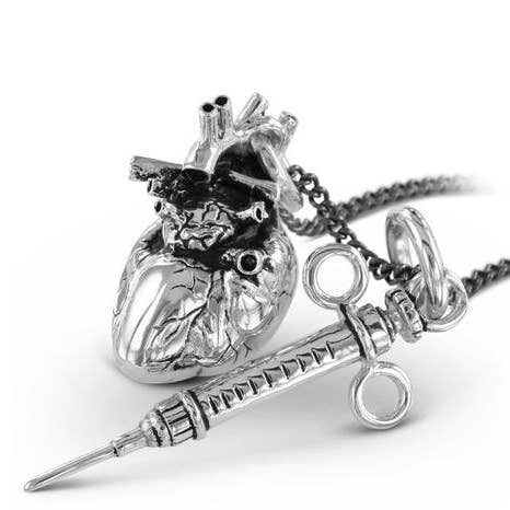 Lost Apostle – wholesale Hänge-/berlockhalsband – Anatomiskt hjärta & spruta halsband - Silver