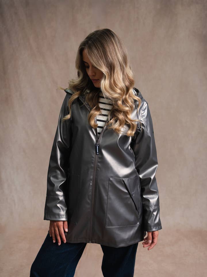 G42DANIAMET, Kvinders 3/4 metallisk regnfrakke med syninger for engroshandel hos Hublot Mode Marine