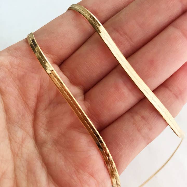 Haus of Monogram - Vente Collier maille et chaîne - Collier en Herringbone de 4 mm en Or Rempli | Bijoux Chaîne Élégante4