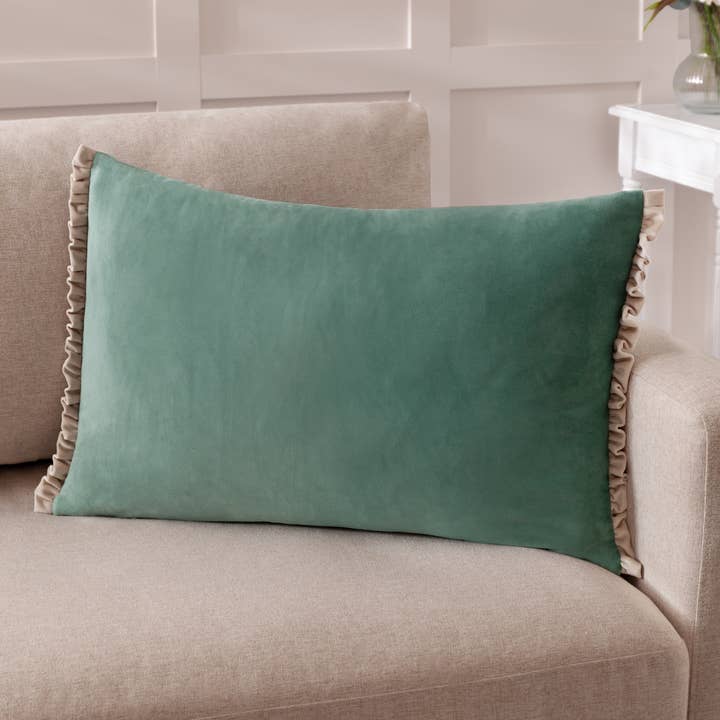 Tilly Samtkissen Entenei Blau/Bimsstein für den Großhandel von Riva Home