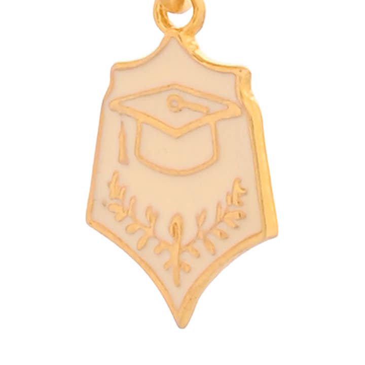 Pendentif émaillé chapeau de graduation plaqué or, accessoires cadeaux pour la vente par Misteerious Seed
