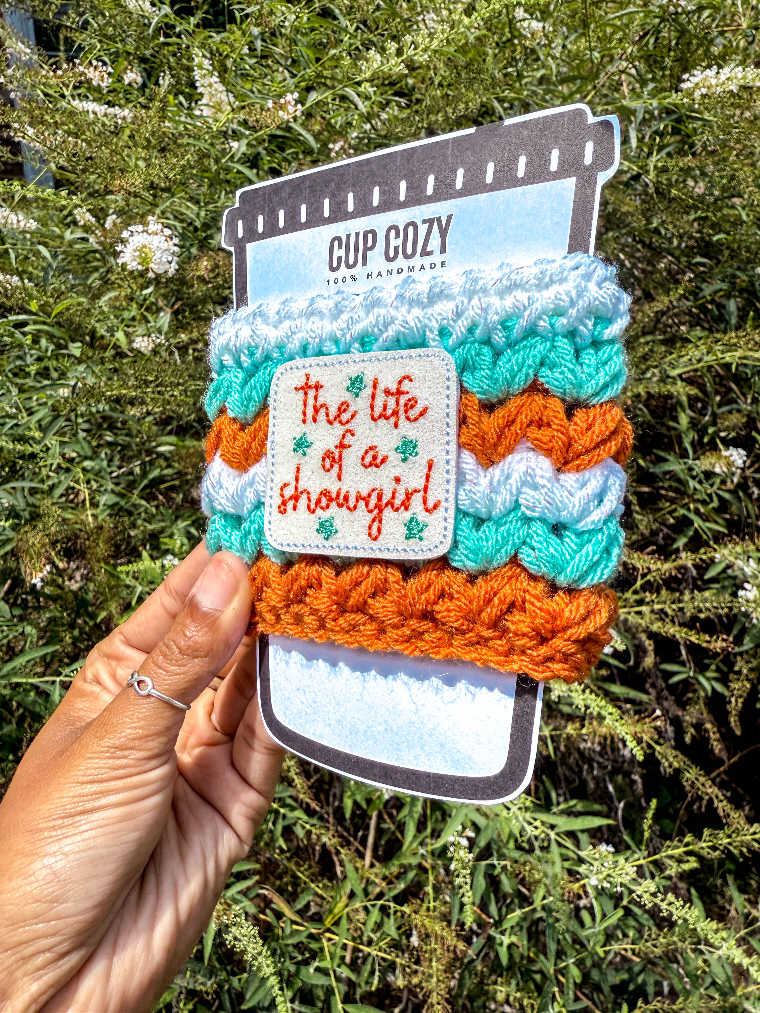 WanderlustBee - Vendita all'ingrosso Rivestimenti per bottiglie e lattine - La vita di una showgirl Cup Cozy - Regalo del tour Eras - Swift1