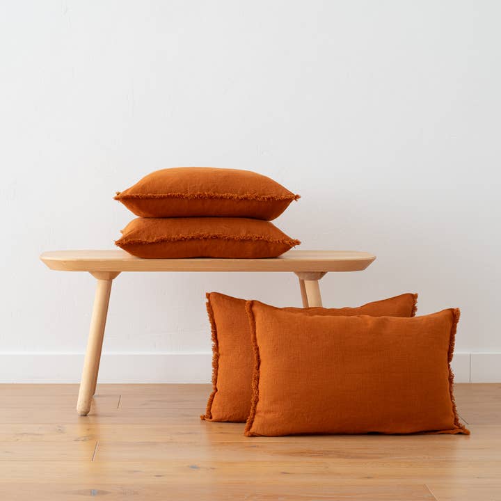 Housse de coussin en lin Cinnamon Terra Fringe pour la vente par LinenMe