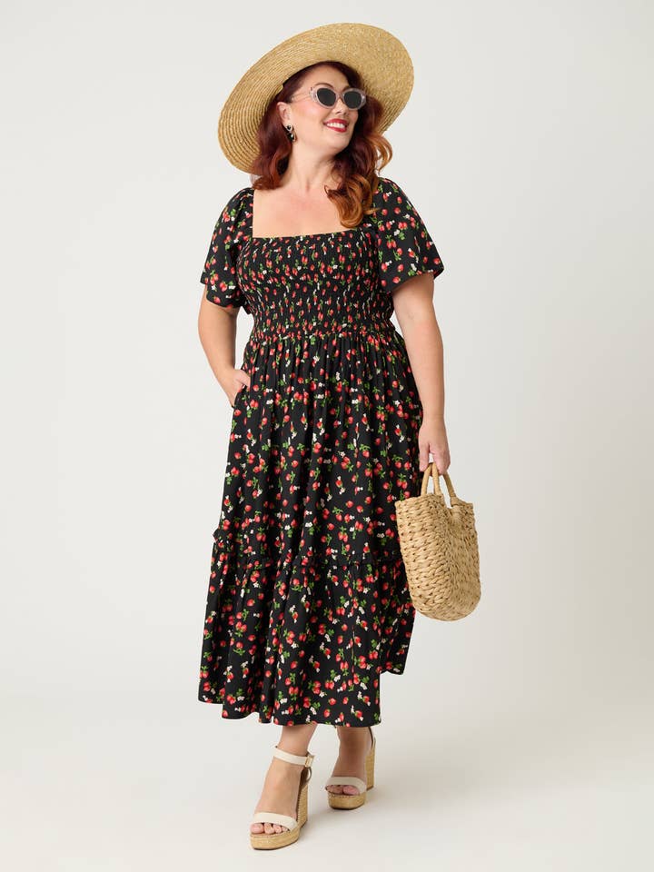 Unieke Vintage Plus Size Zwart & Aardbeienprint Gesmokte Lijfje Midi Jurk voor wholesale door Unique Vintage