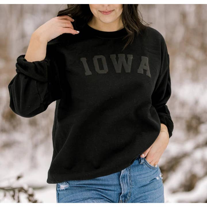 Sweatshirt personnalisé avec nom en relief de la ville, de l'état ou du code régional pour la vente par MELODY FAYE