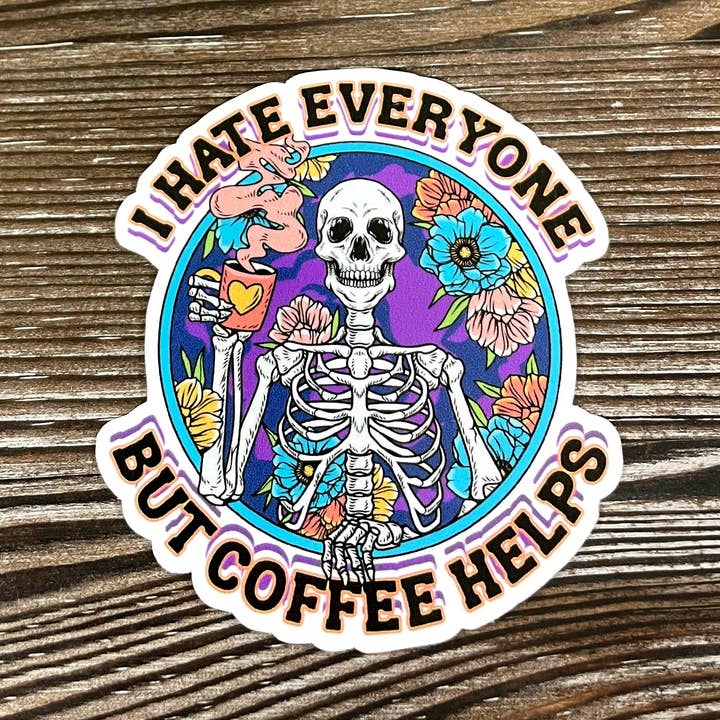 Odio tutti ma il caffè aiuta, Adesivo in vinile sagomato, Boho divertente, Resistente all'acqua, Citazione sarcastica e arguta, Frase divertente, Scheletro e fiori | Adesivo o magnete per la vendita all'ingrosso da parte di Handmade by Marlayna