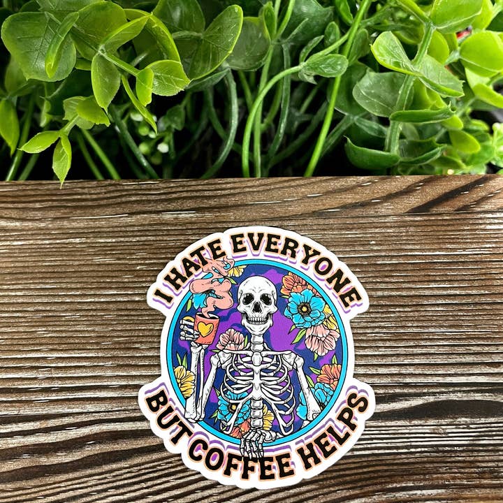 Je déteste tout le monde mais le café aide, autocollant en vinyle découpé, bohème amusant, résistant à l'eau, citation sarcastique et spirituelle, dicton drôle, squelette et fleurs | Autocollant ou aimant pour la vente par Handmade by Marlayna
