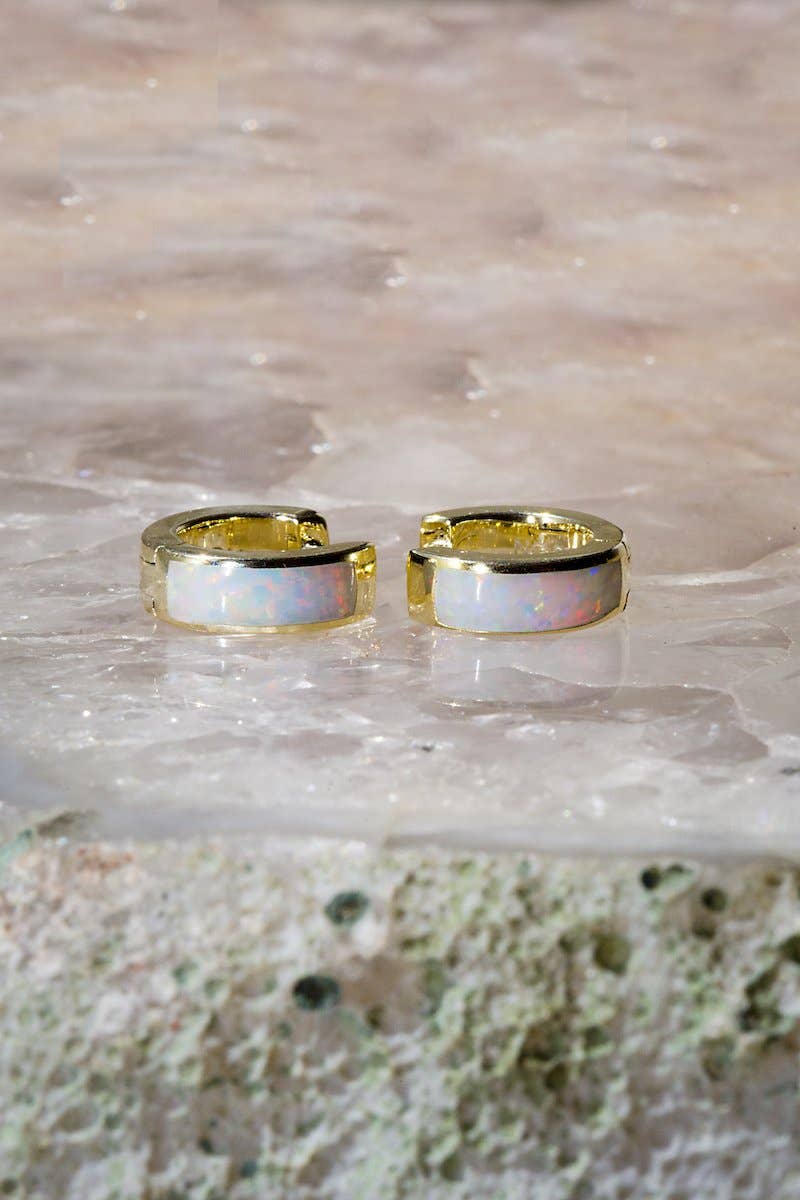 Native Gem – Engroshandel Huggie-øreringe – SHAY HUGGIES- HVID OPAL