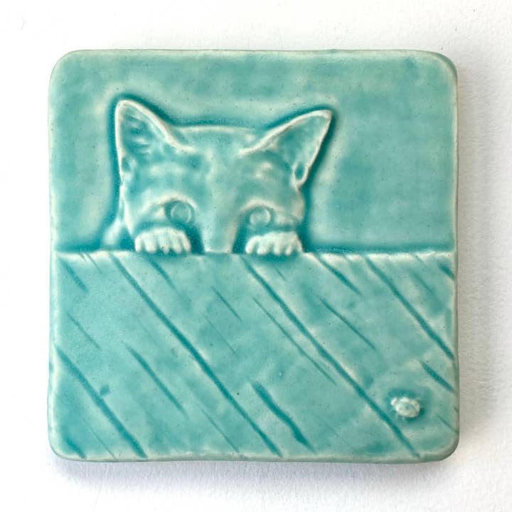 Kat, der kigger kunstflise 4x4 kattevægdekoration gave til katteelsker for engroshandel hos Whistling Frog Tile Inc.