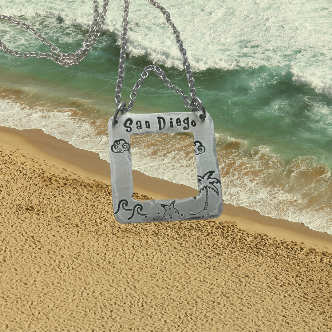 Jamie Haley Designs - Vente Colliers à pendentif - Collier « Window to Your Town » personnalisable en couleur argent8