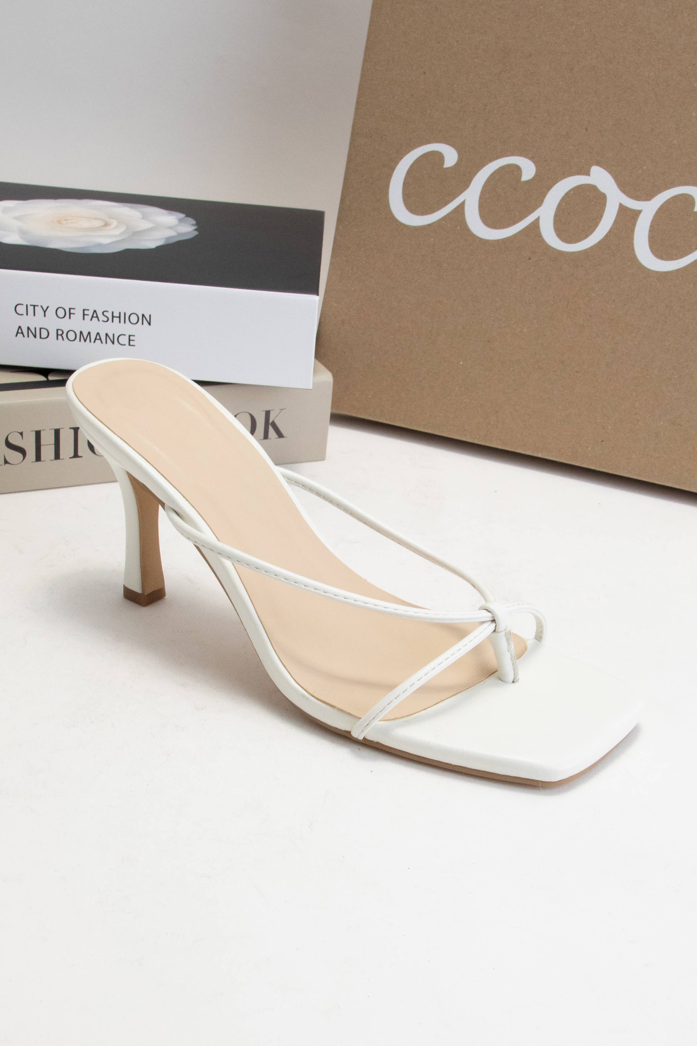 CCOCCI - Vente Chaussures à petit talon – femme - TALONS À ENFILER POUR CHATON, STYLE STRING À FINES BRETELLES EN FORME DE COLOMBE6