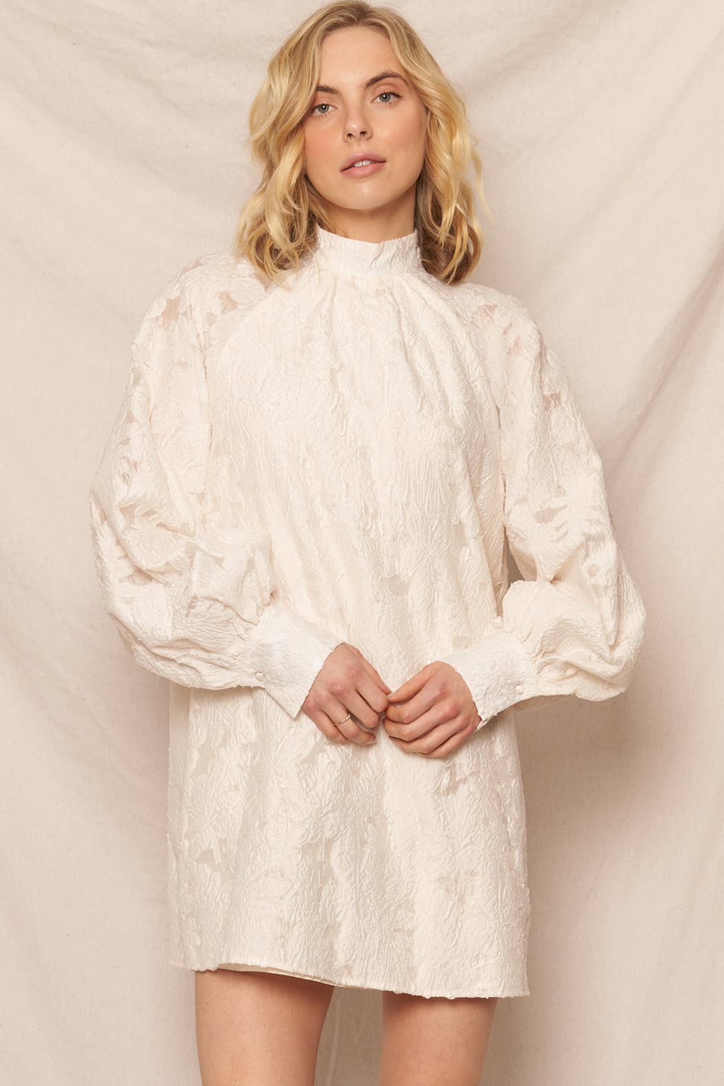 Ivoire Mini-robe en jacquard fleuri à col montant en vente sur Faire1