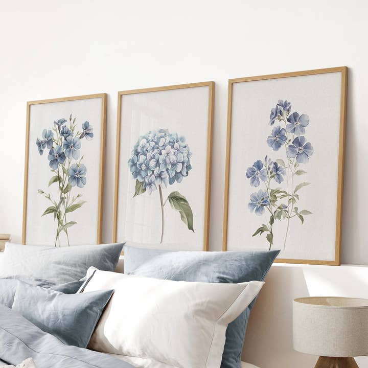 Blaue Hortensien-Blumen-Wandkunst. Florales Set aus 3 Drucken für den Großhandel von PrintSets.com
