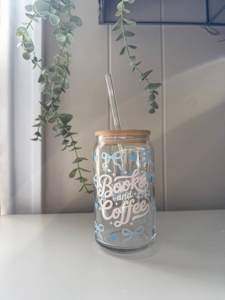 Boeken en koffiekopje voor wholesale door Powered By Daisies