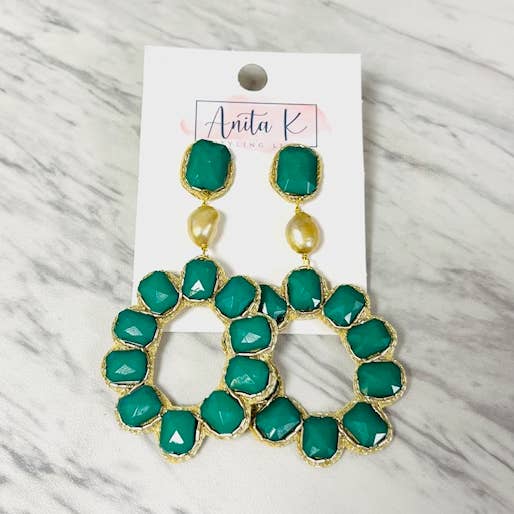 Grüner Harz-Ohrring mit offener Tropfenform & Süßwasserperle für den Großhandel von Anita K By Blushing Pink