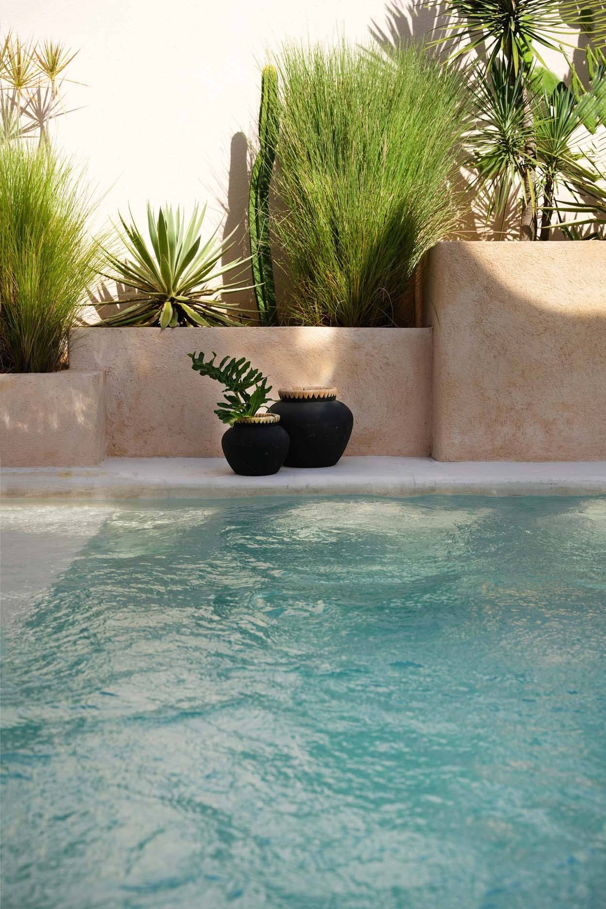 Bazar Bizar Living – Großhandel Vasen – The Styly Vase - Schwarz Natur - L1