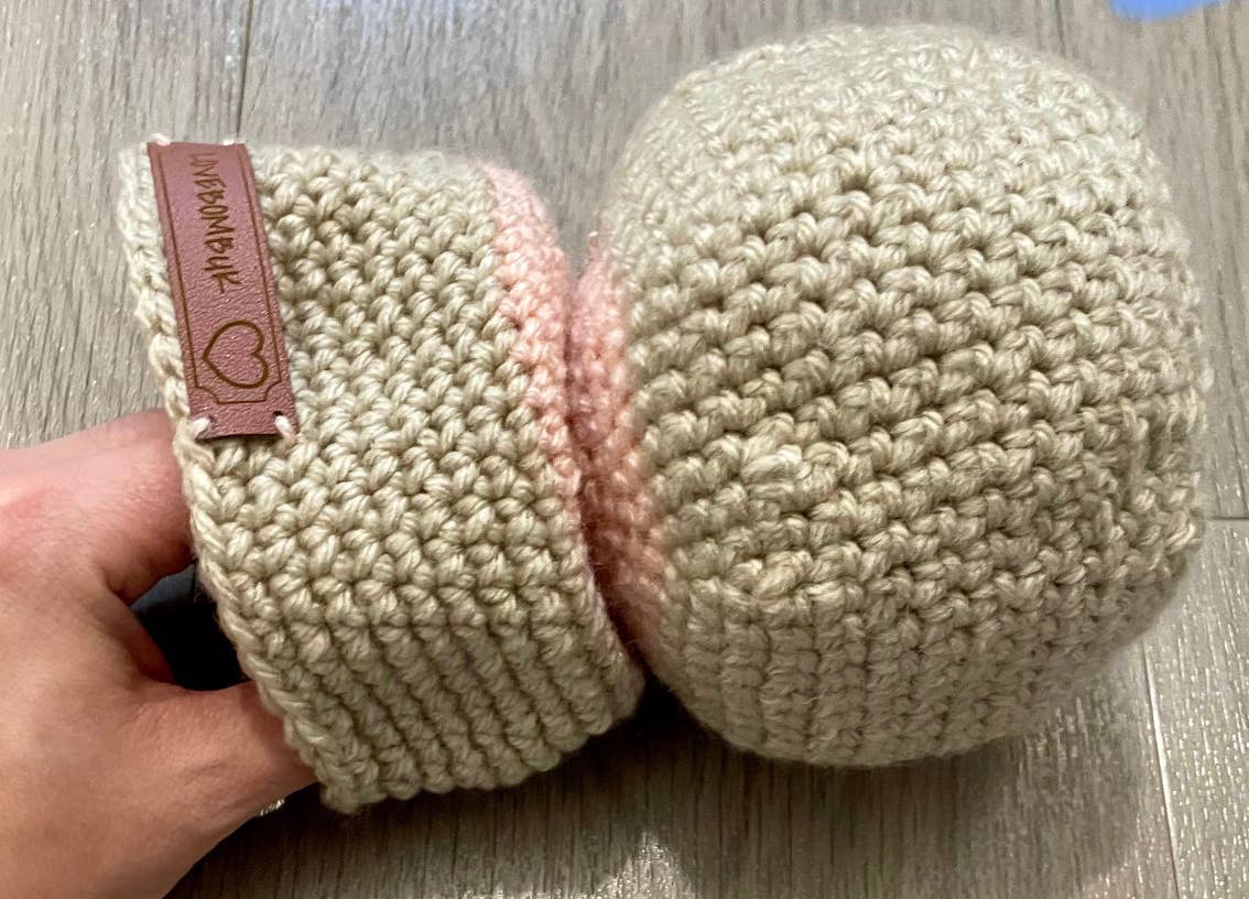 LOVEBOMBUK – wholesale Amningskudde - Mamma – Virkad mun för amningsdemonstration2