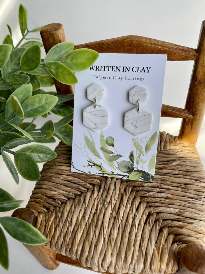 Howlite Hexagon Dangles for engroshandel hos Written In Clay