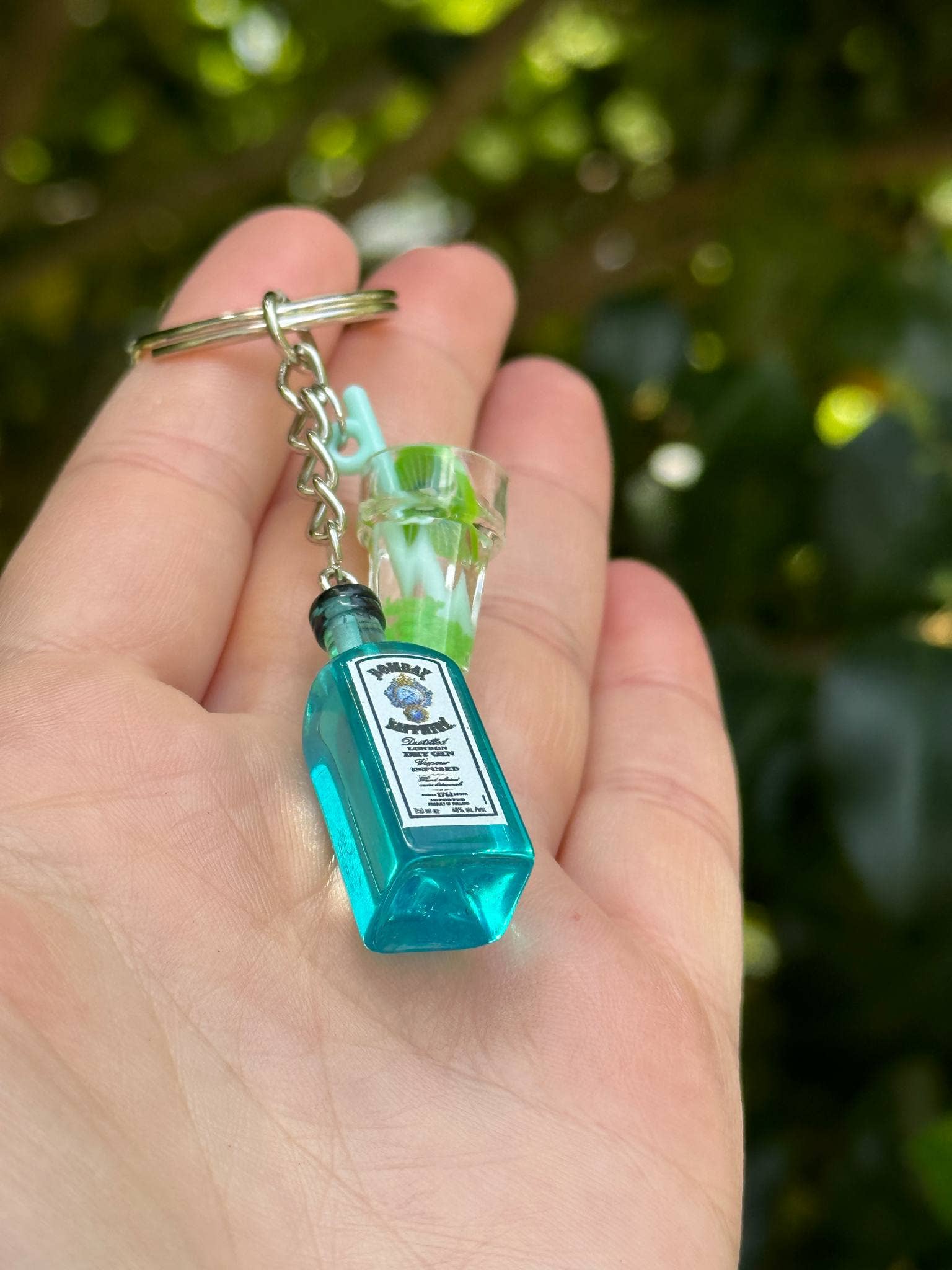 Arcfo Jewelry – wholesale Keychain – Unisex – Mini Bombay Sapphire Gin Keychain – Fun Gift for Gin Lovers 2