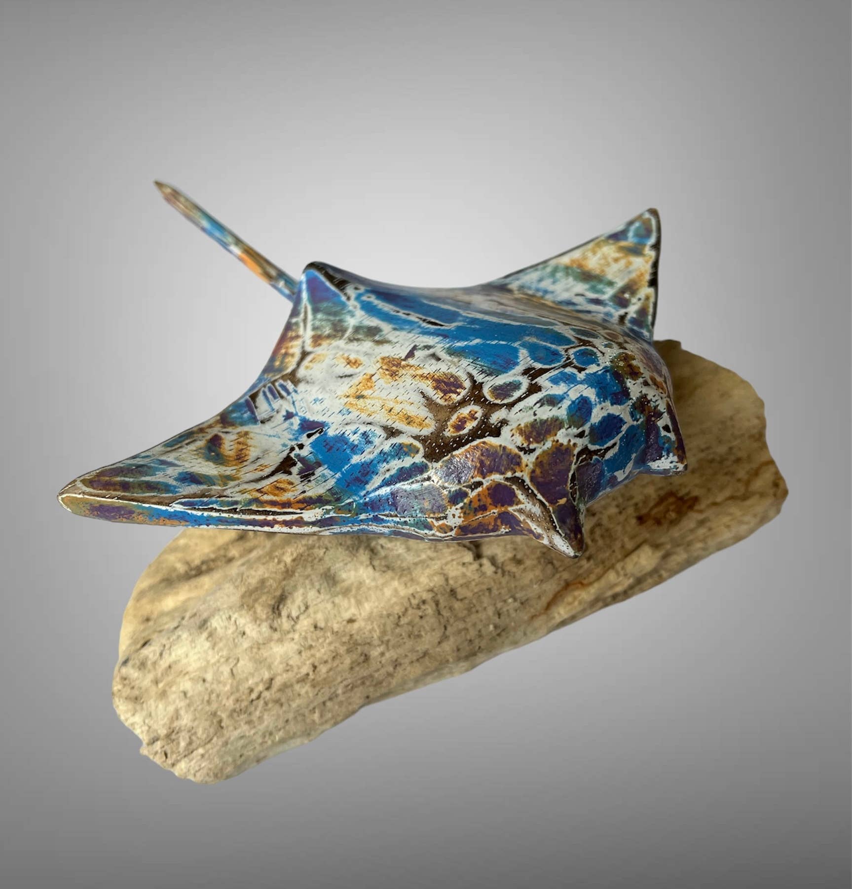 Batik Indah – Objeto de mesa decorativo por atacado – Arraia esculpida à mão e pintada em suporte à deriva.3