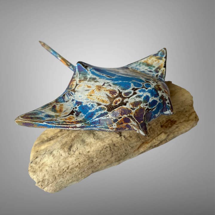 Batik Indah – Objeto de mesa decorativo por atacado – Arraia esculpida à mão e pintada em suporte à deriva.3