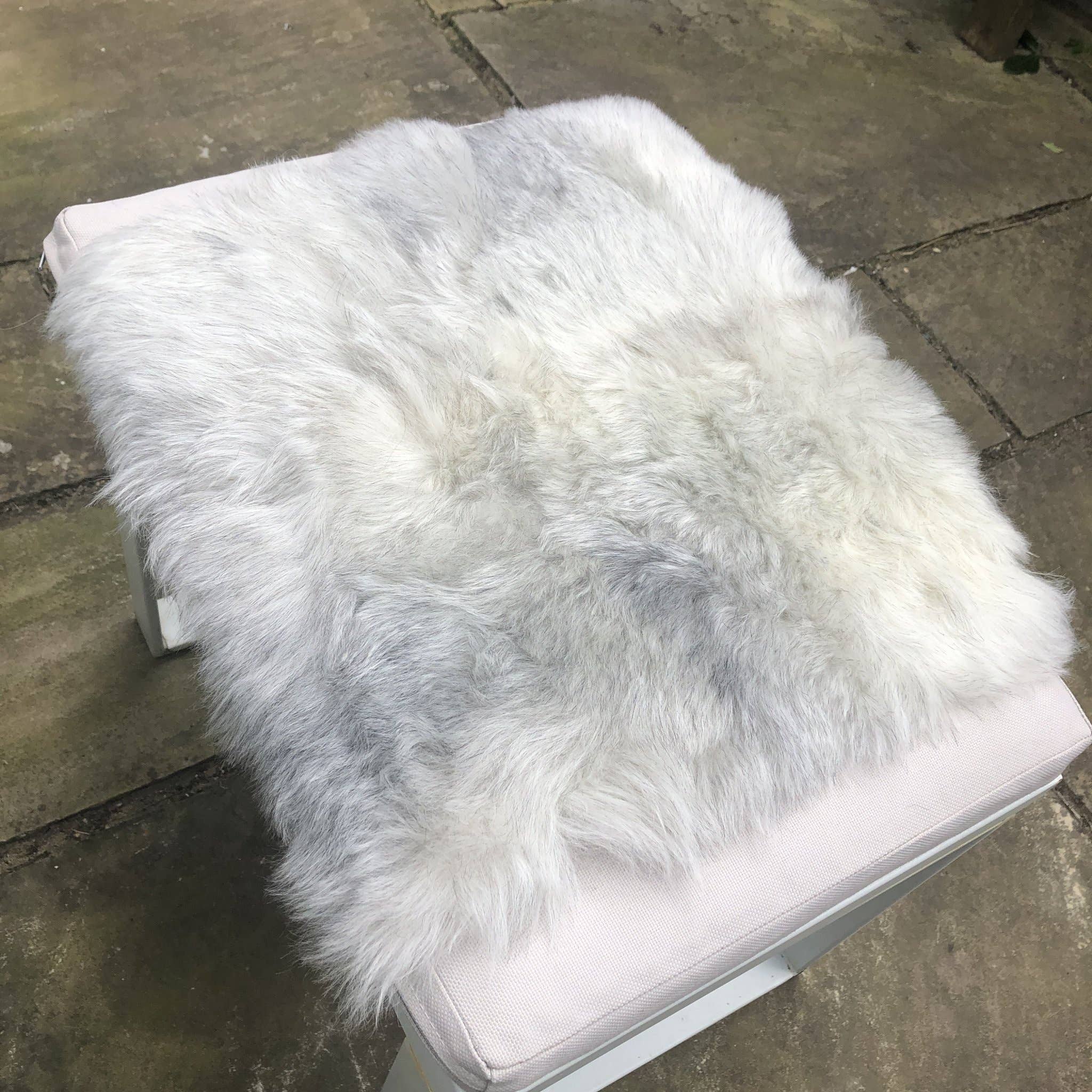 Wildash London – Großhandel Stuhl-/Sofa-Schonbezug – Isländischer Schaffell-Sitzbezug quadratisch | Naturgrau geschoren2