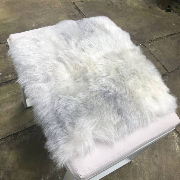 Wildash London – Großhandel Stuhl-/Sofa-Schonbezug – Isländischer Schaffell-Sitzbezug quadratisch | Naturgrau geschoren2