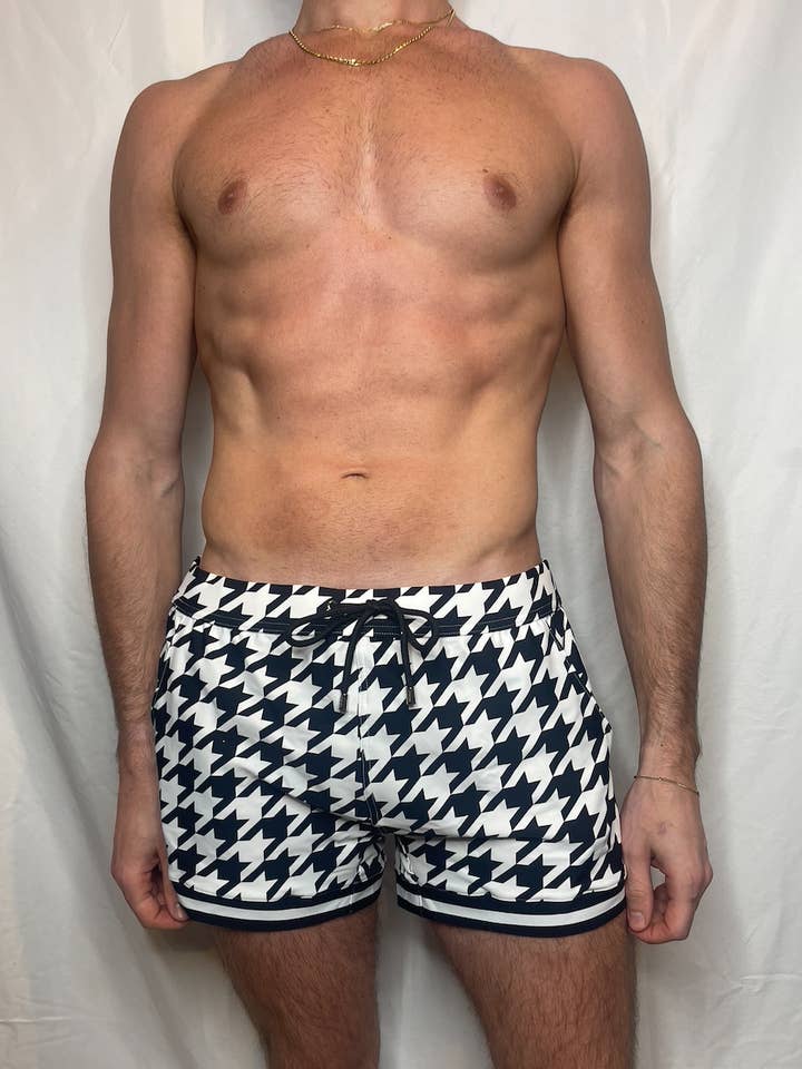Short de natation à gym CTS noir et blanc à motif pied-de-poule pour la vente par Chris Turk Swim