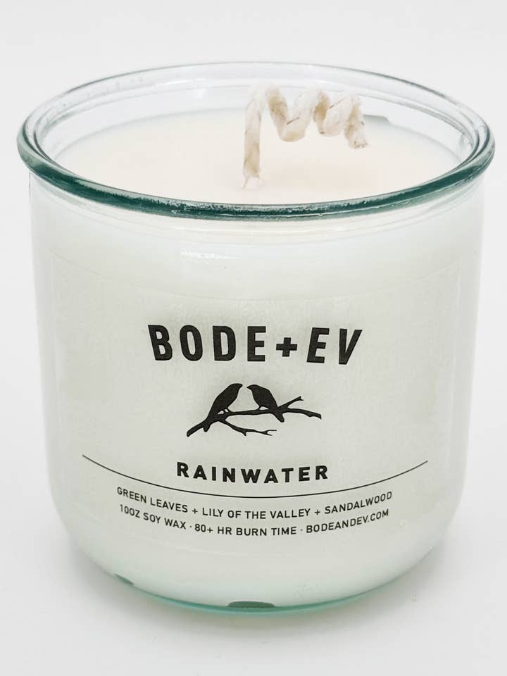 Eau de pluie | Pluie fraîche · Bougie en soja à la fleur douce + Spray pour la pièce pour la vente par Bode+Ev