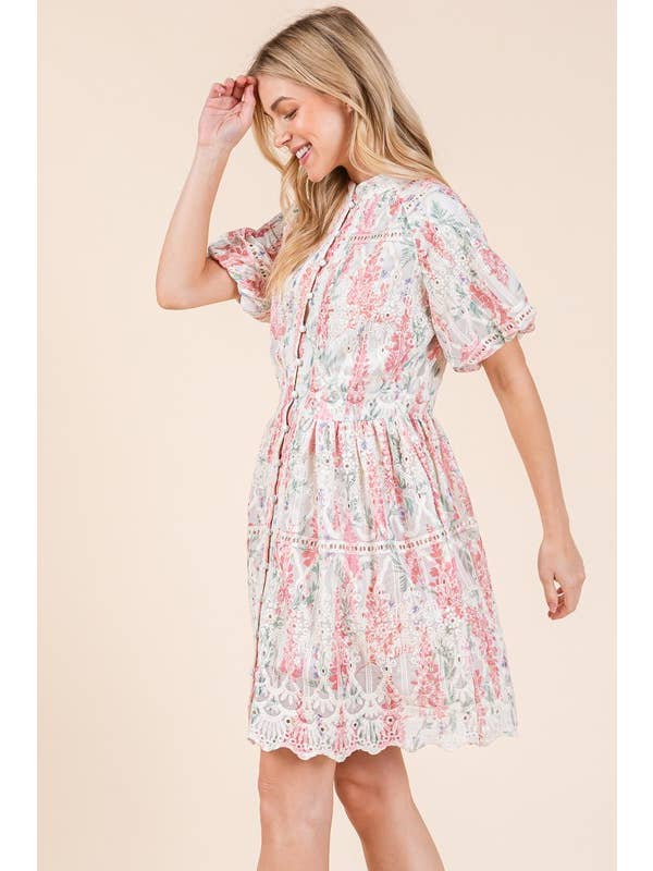 Rosa Multi Vestido Camiseiro Mini de Renda Floral com Ilhós, OD51255 para venda a revendedores na Faire1