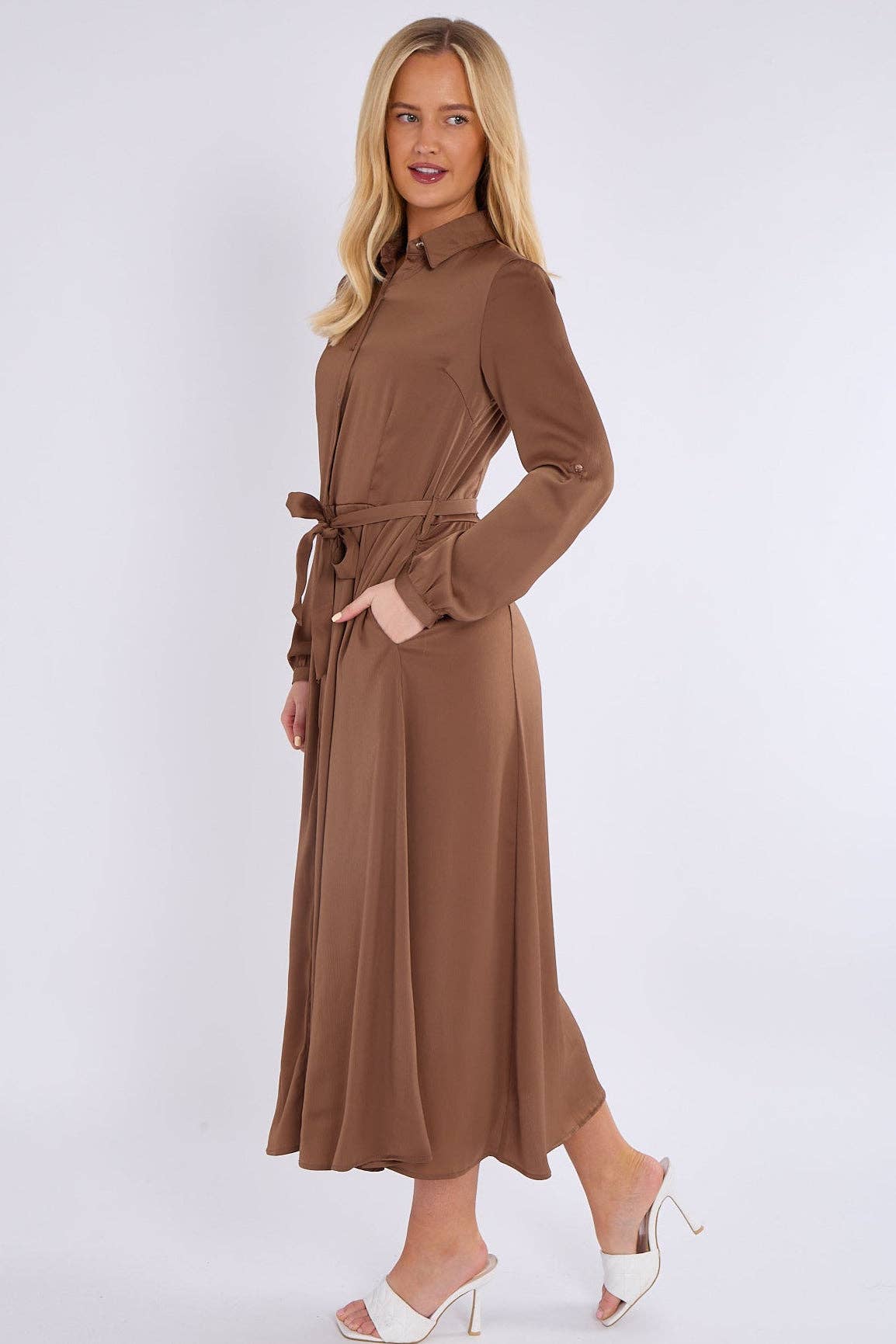 marrone Abito camicia maxi a strati in raso a maniche lunghe color moka in vendita all'ingrosso su Faire4