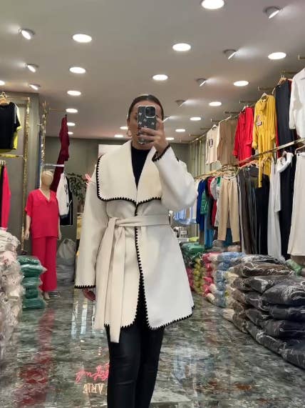 Håndlavet uldblandet frakke med bælte i mellemlængde for engroshandel hos Meyran