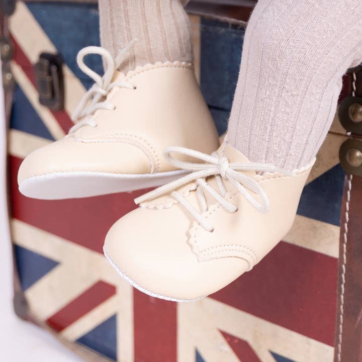 B620 chaussons à lacets semelle souple avec bord festonné pour la vente par Early Days & Baypods