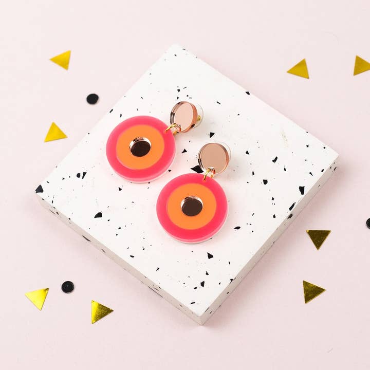 Boucles d'oreilles circulaires en acrylique rose fluo et orange pour la vente par Laura Danby