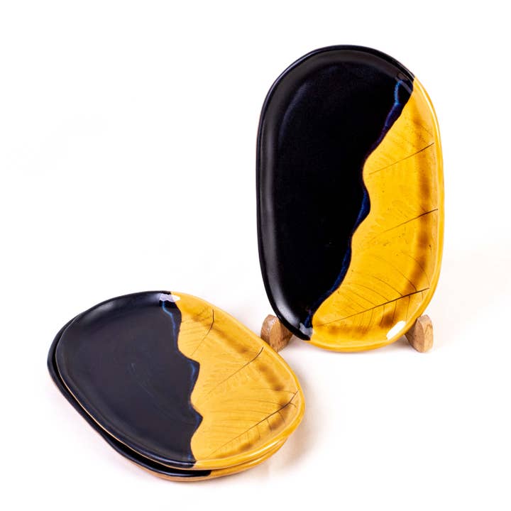 Assiette artisanale noire pour Fish Flora 24 pour la vente par Pretty Plate