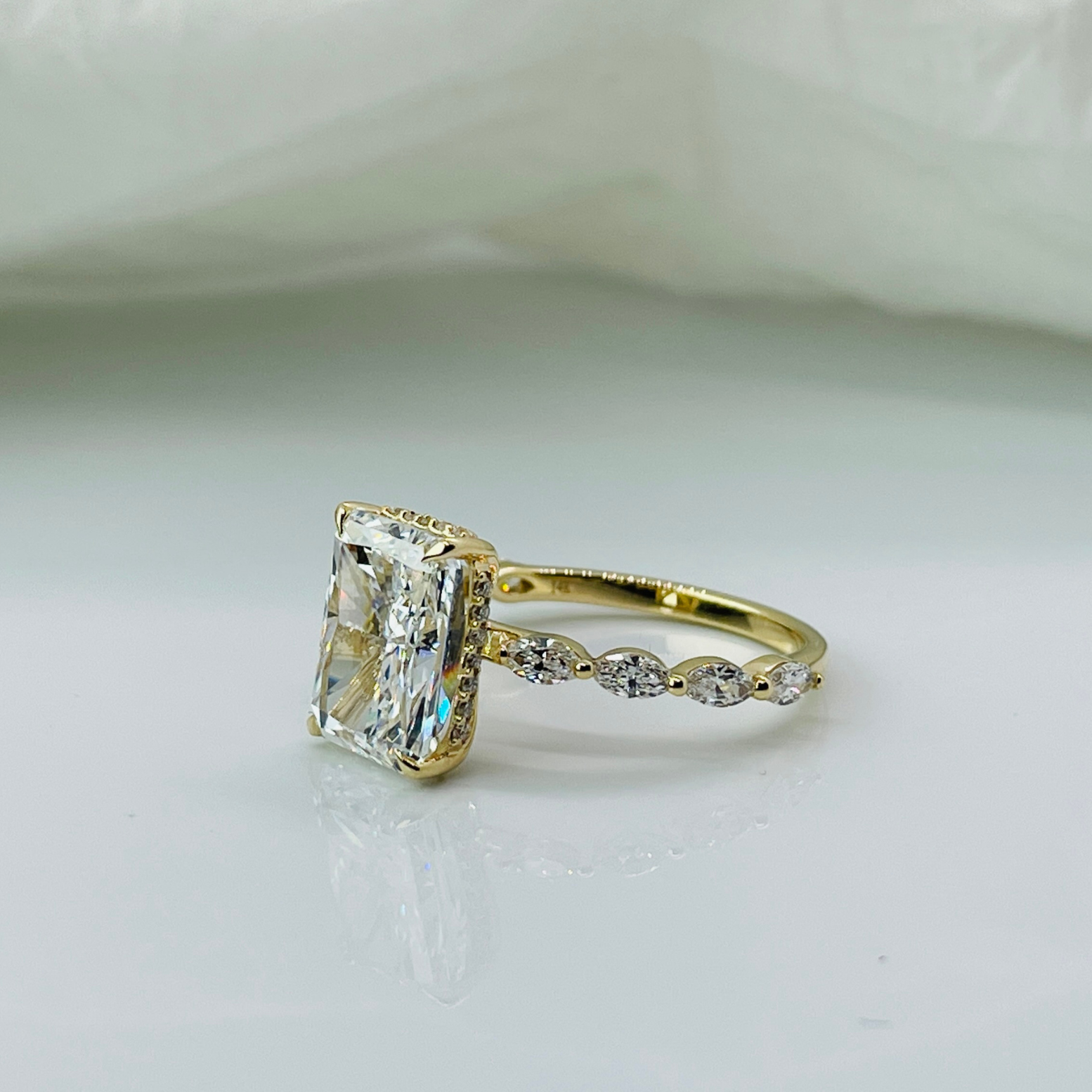 Triple C Diamonds - Vente Bagues de fiançailles - Bague de fiançailles en diamant avec bande marquise cachée halo radiant élégant en or massif 14K de 2 à 4 carats2