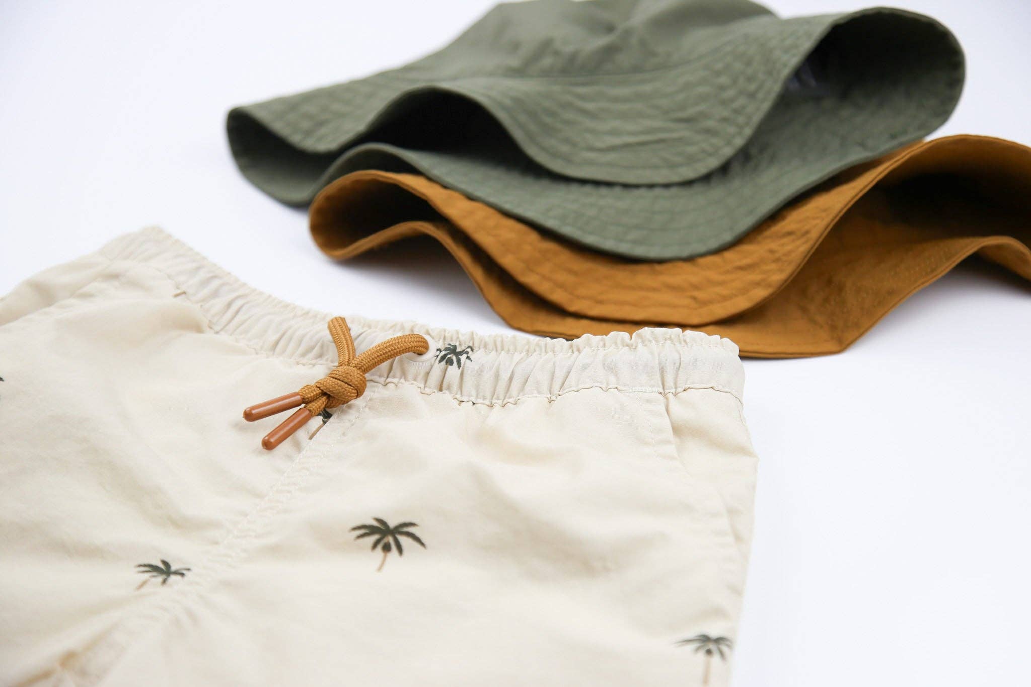 KID.ORCA – Großhandel Badeshorts – Kinder – Jungen Badehose mit Palmen- und Mandelmuster4