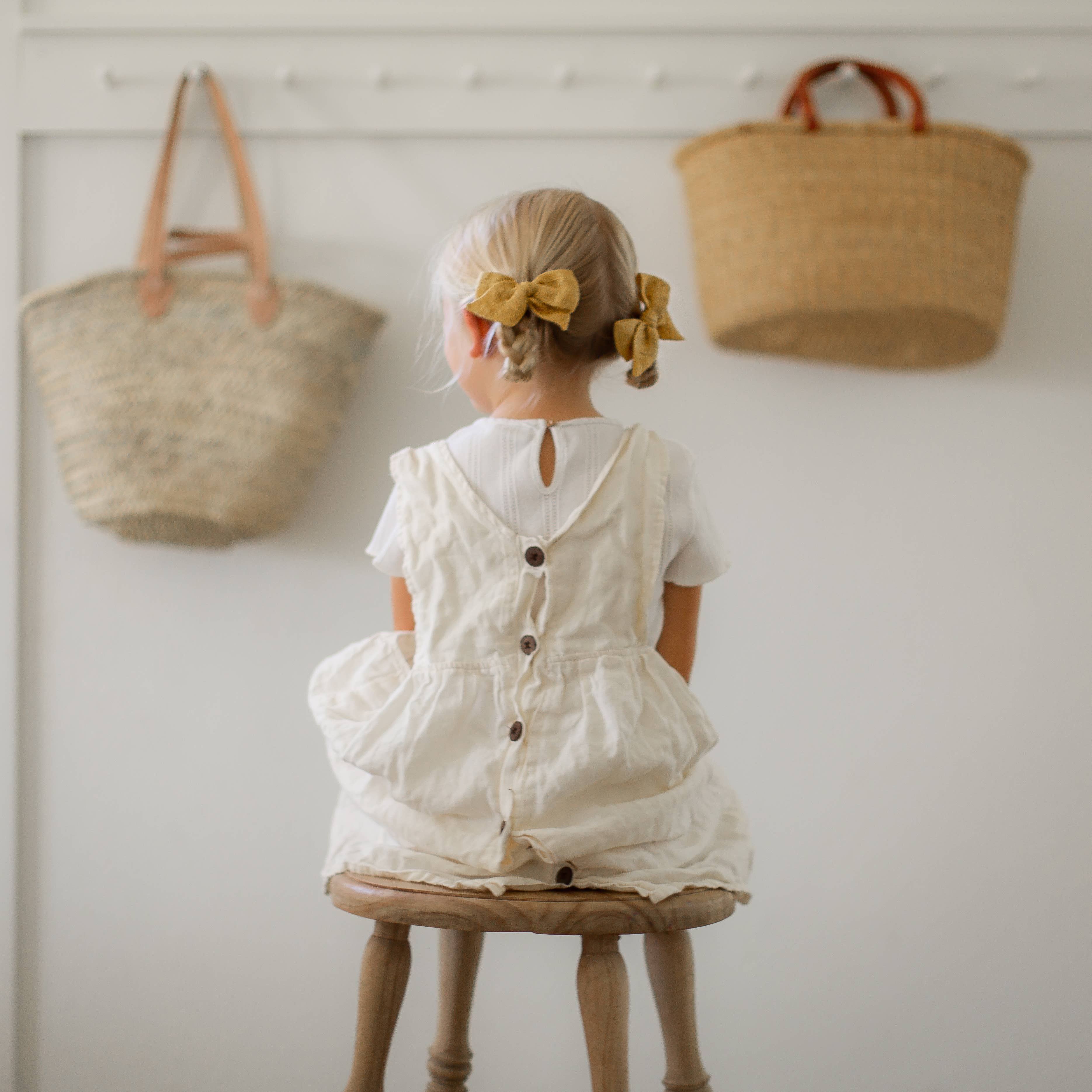 Wild and Free Design Co. – Laço para o cabelo – Criança por atacado – Arco de cabelo de catavento de linho branco pequeno3