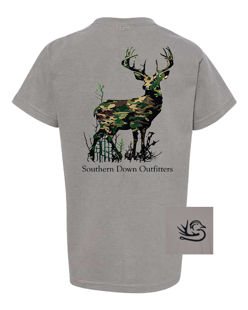 Southern Down Outfitters – Engroshandel T-shirt med serigrafitryk – til børn – Camo Deer Youth Tee2